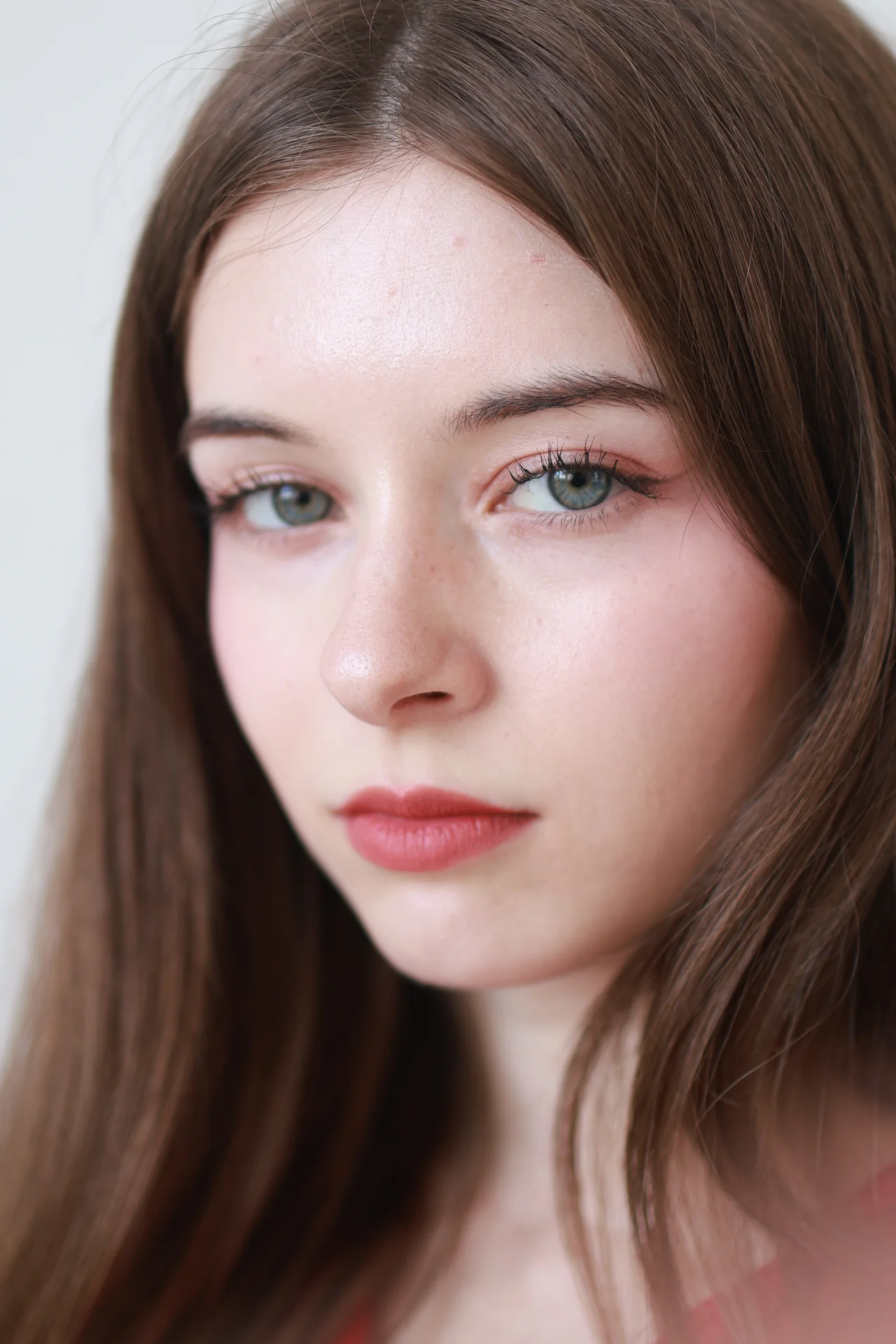 Emilie in einem klaren Beauty-Portrait